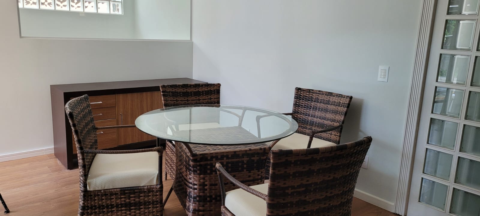 Sala de convivência com mesa e cadeiras