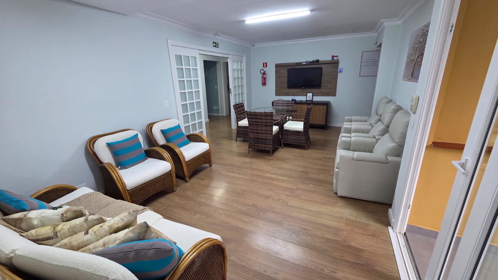 Sala de estar com poltronas